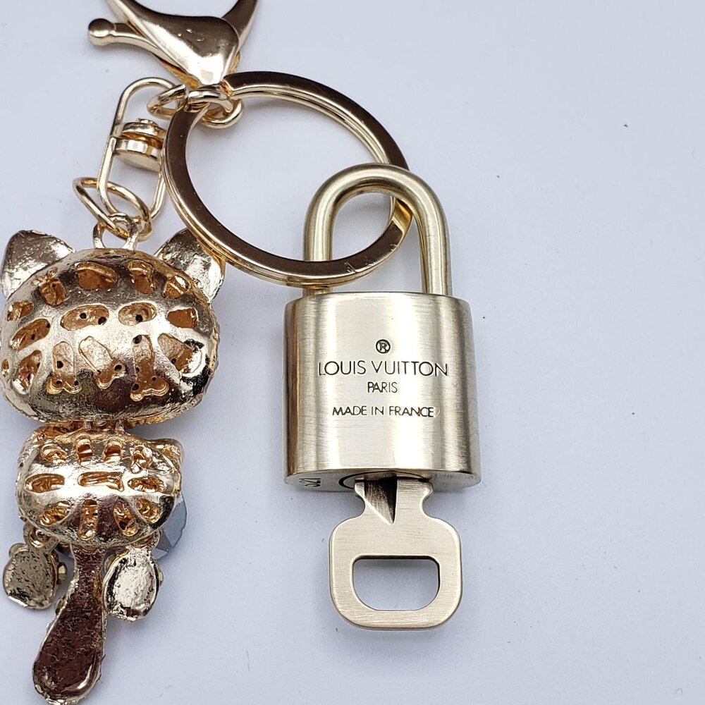 LV Gold Padlock 🔑 Authentic Louis Vuitton Charm + Unbranded Cat Keychain - Picture 4 of 10